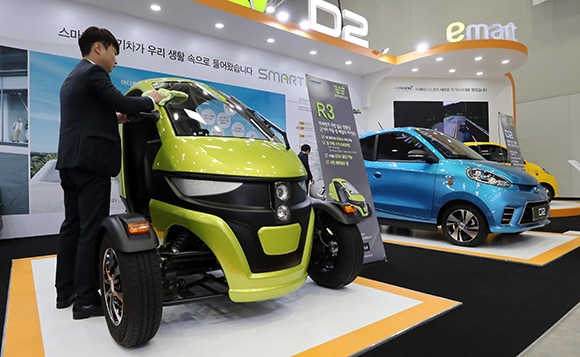 지난해 11월 1일 대구 엑스코에서 열린 ‘대구 국제 미래자동차엑스포 2018’에 참여한 한 기업이 소형 전기자동차를 선보이고 있다. 사진 제공=환경부