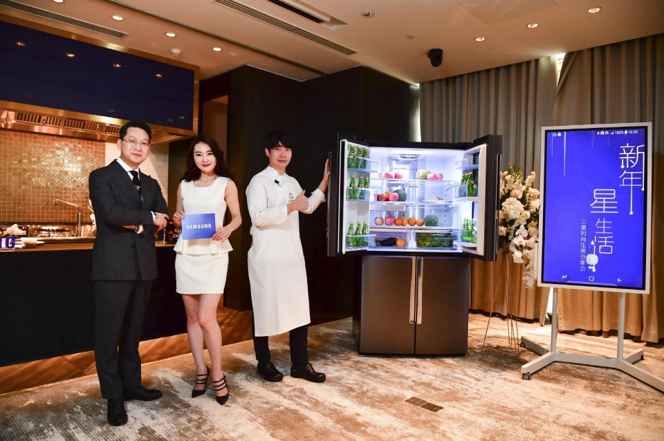 삼성전자 ‘클럽 드 셰프 코리아’의 이충후 셰프(우측)가 중국 왕훙들을 대상으로 메탈쿨링이 적용된 4도어 냉장고를 소개하고 있다.