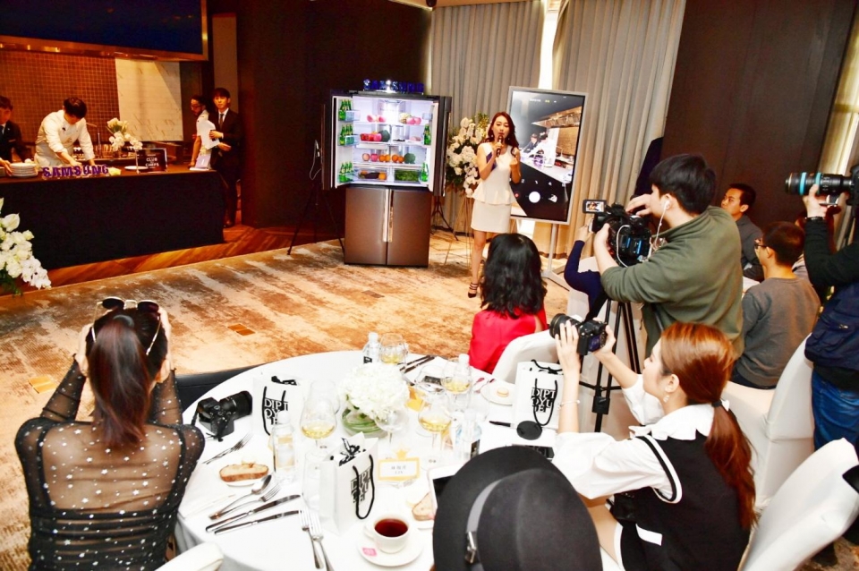 중국 푸드·패션·라이프스타일 분야 왕훙들이 삼성 주방가전을 이용해 펼치는 이충후 셰프(좌측 두번째)의 쿠킹쇼를 SNS에 올리기 위해 촬영하고 있다.