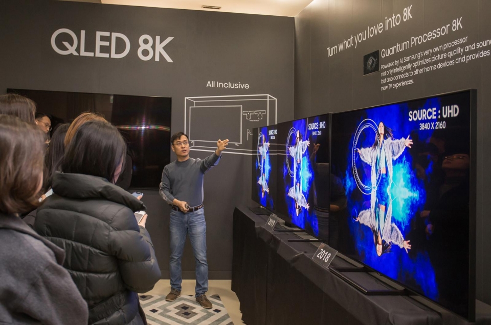 삼성전자 연구원이 2019년형 QLED 8K의 화질을 시연하고 있다. QLED 8K는 입력되는 영상의 화질에 상관없이 8K 수준의 시청 경험을 제공하며, 새로운 화질 기술이 적용돼 한층 개선된 블랙 표현과 시야각을 자랑한다.