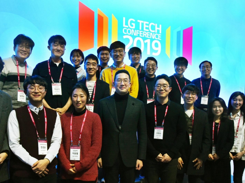 13일 오후 서울 강서구 마곡 LG사이언스파크에서 열린 'LG 테크 컨퍼런스'에서 구광모 (주)LG 대표가 초청 인재들과 함께 기념사진 촬영을 하고 있다.