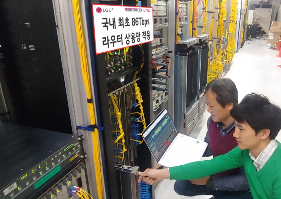LG유플러스 직원들이 인터넷 백본망에 구축된 86Tbps 라우터 장비를 점검하고 있다.