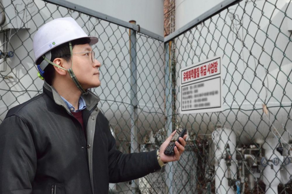 KT파워텔 직원이 ‘산업안전 IoT 솔루션’으로 유해화학물질 누출을 점검하고 있다.