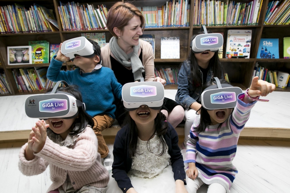 청담러닝 아이가르텐(i-GARTEN) 수업에서 아이들이 KT ‘기가 라이브 TV’로 360도 VR 영상을 체험하고 있다.