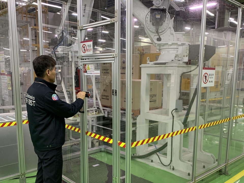 LG전자 직원이 안전펜스, 출입문 비상정지장치,  안전제어 시스템 등 산업용 로봇 안전 기준을 점검하고 있다.
