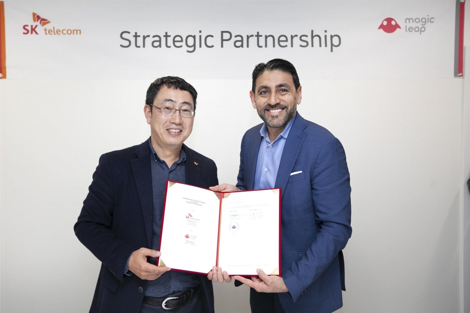 26일(현지시간) 스페인 바르셀로나 MWC 2019에서 SK텔레콤 유영상 MNO사업부장과 매직리프 오마르 칸 CPO가 전략적 제휴를 체결했다