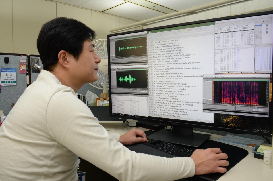ETRI 윤 승 박사가 언어·음성 데이터 자료를 확인하고 처리하고 있는 작업 모습