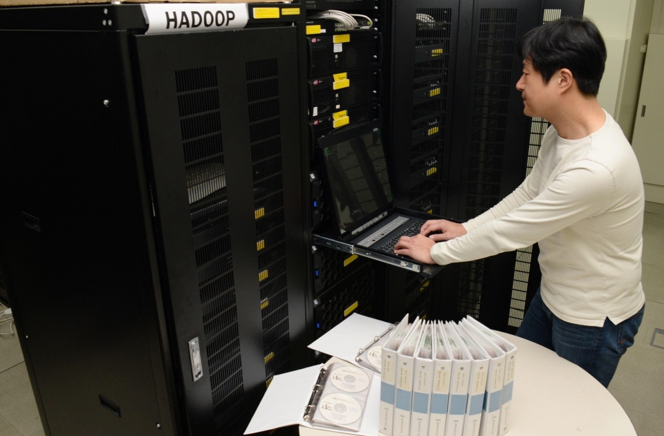 ETRI 윤 승 박사가 대량의 언어 데이터베이스 자료를 처리하기 위해 컴퓨터 서버에서 작업을 진행하는 모습