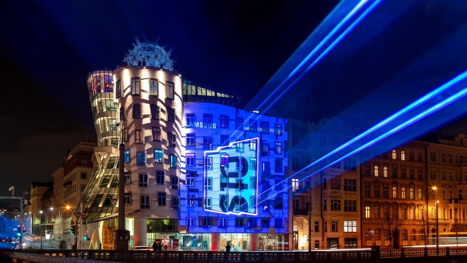 체코 프라하 춤추는 건물/댄싱 하우스 (Tancici dum)에 '갤럭시 S10' 출시와 관련 레이저 광고가 진행 중이다.