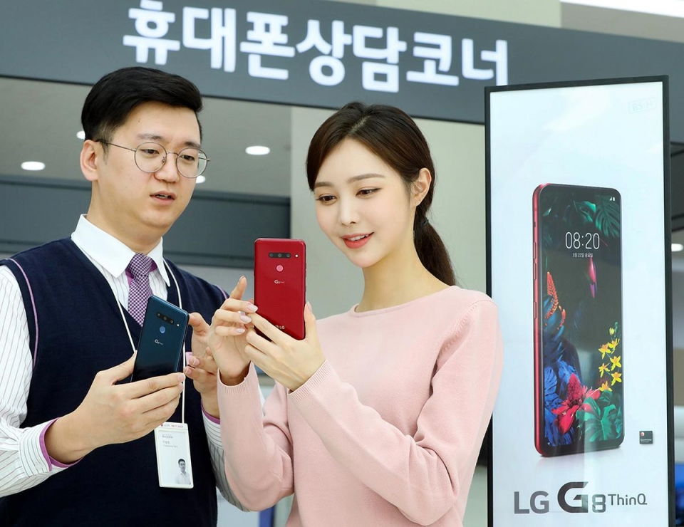 LG전자 모델이 LG G8 ThinQ 사전예약 프로그램을 소개하고 있다.