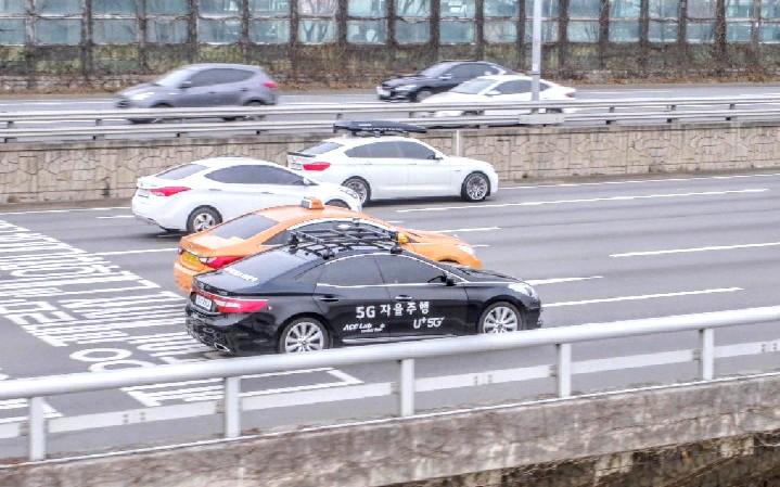 5G 자율주행차 ‘A1’이 서울 강변북로를 달리는 모습