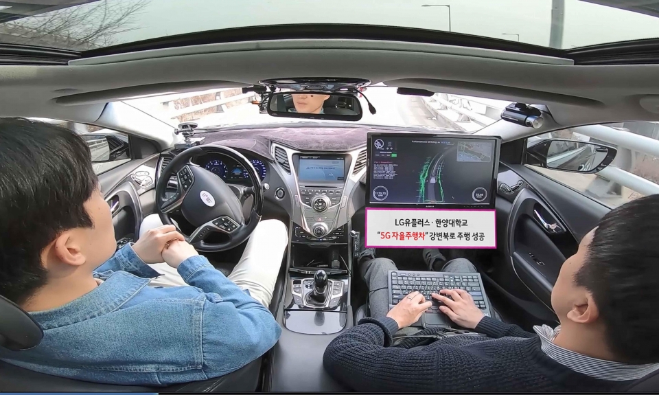 LG유플러스 모델이 5G 자율주행차 ‘A1’ 탑승 시연을 하는 모습