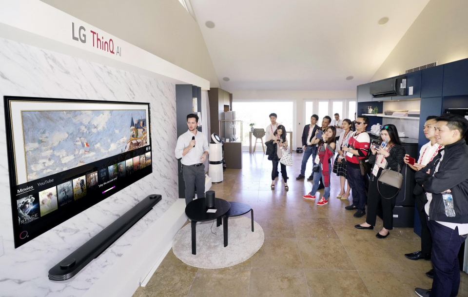 LG 이노페스트 참가자들이 거실에서 인공지능 LG 씽큐(LG ThinQ)를 체험하고 있다.