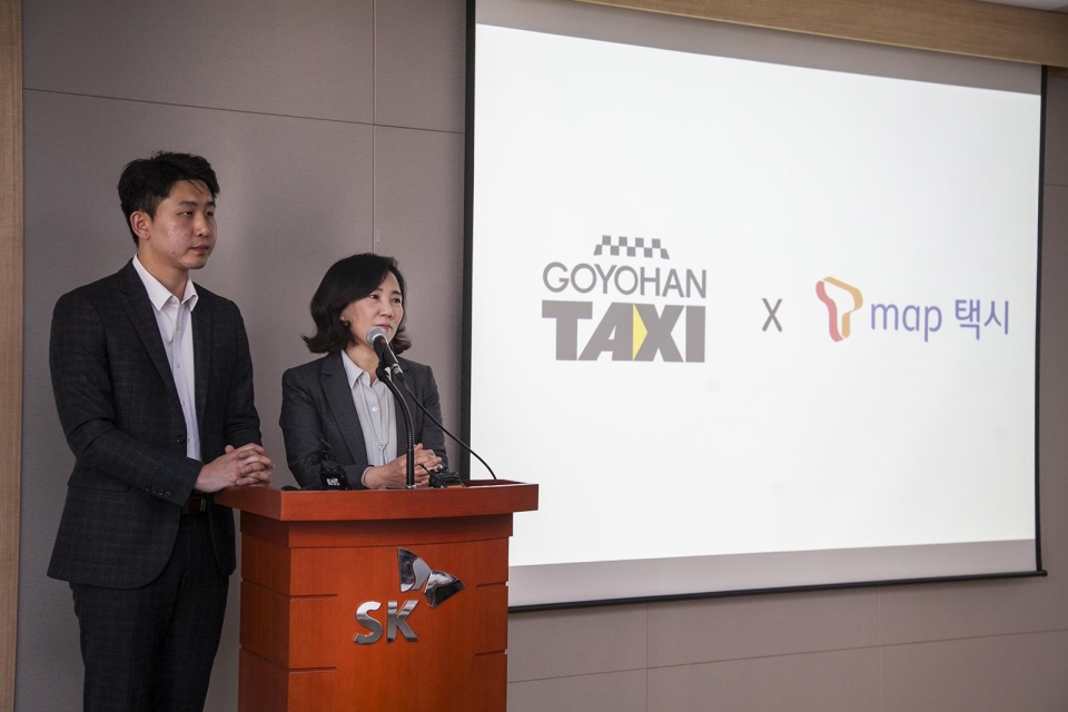 코액터스 송민표 대표, SK텔레콤 여지영 TTS 유닛장(왼쪽부터)이 청각장애 택시기사를 위한 티맵택시 앱에 대해 소개하고 있다.