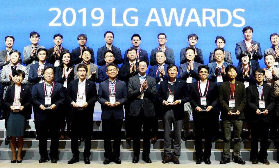구광모 LG 회장(앞줄 중앙)이 수상자들과 기념촬영을 하는 모습.