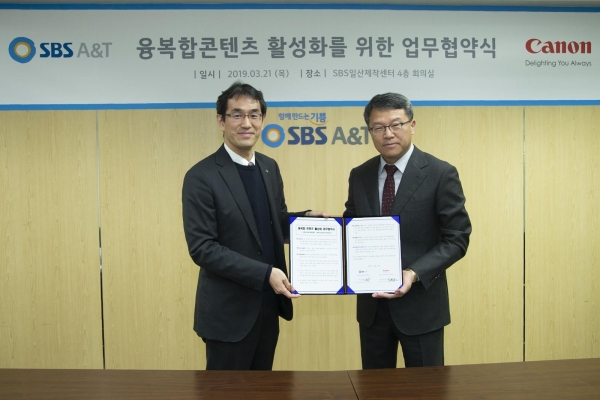 캐논코리아컨슈머이미징 요시카이 슌지 대표와 SBS A&T 이동협 대표가 업무 협약 후 악수하고 있다.