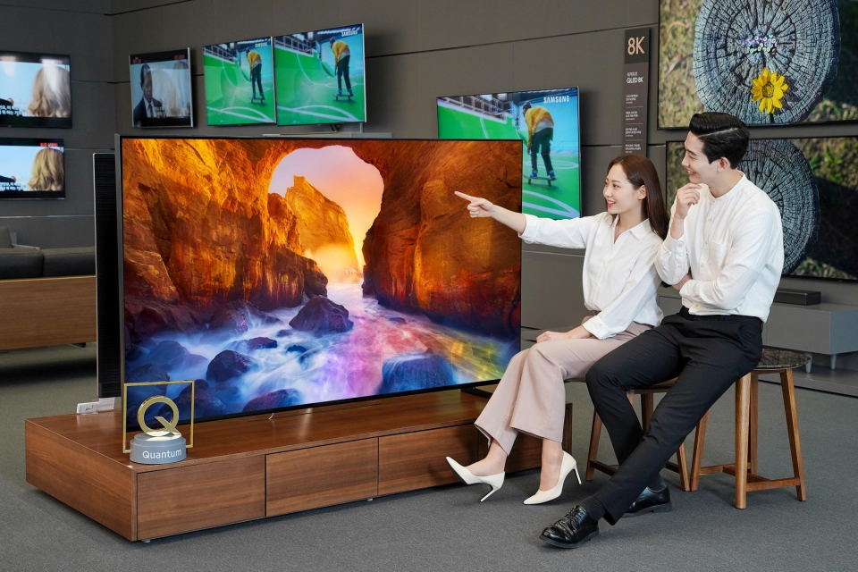 삼성전자 모델들이 삼성 디지털프라자 삼성대치점에서 화질에서 스마트 기능까지 완전히 새로워진 2019년형 'QLED TV'를 소개하고 있다.