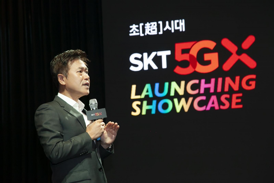 SK텔레콤 박정호 CEO가 '5G 론칭 쇼케이스’에서 5G 상용화를 통한 '초시대' 개막을 선언했다.