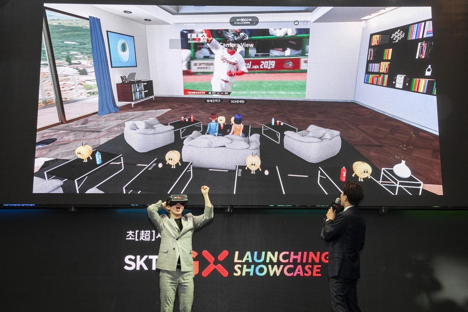SK텔레콤 '5G 론칭 쇼케이스'에서 양세형 양세찬 형제가 5G VR 게임을 시연하고 있다.