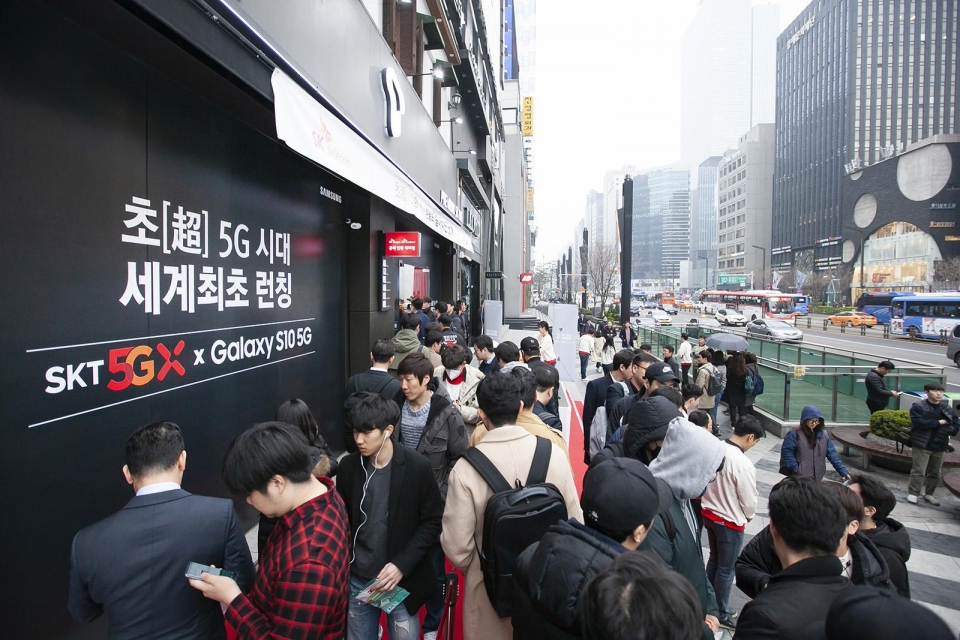 SK텔레콤 T월드 강남직영점 앞에서 고객들이 '갤럭시 S10 5G' 개통을 위해 기다리는 모습.