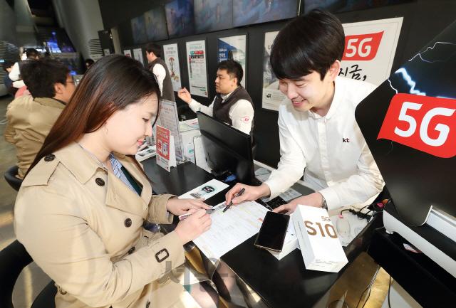 고객이 서울의 한 이통사 대리점에서 ‘갤럭시 S10 5G’에 가입하고 있다.