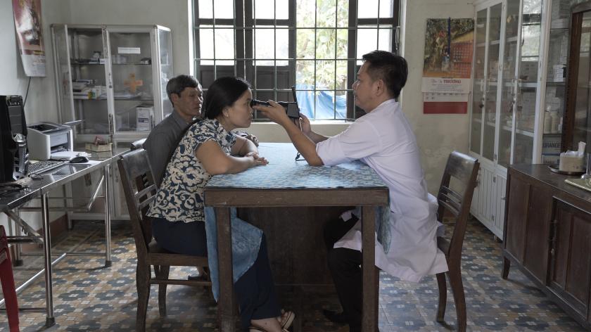 지난해 '삼성 투모로우 솔루션' 임팩트 부문 대상을 수상한 '프로젝트봄'팀의 휴대용 안구질환 검진기기를 활용해 베트남 광찌성 보건소에서 안과 의사가 환자를 진찰하고 있다.