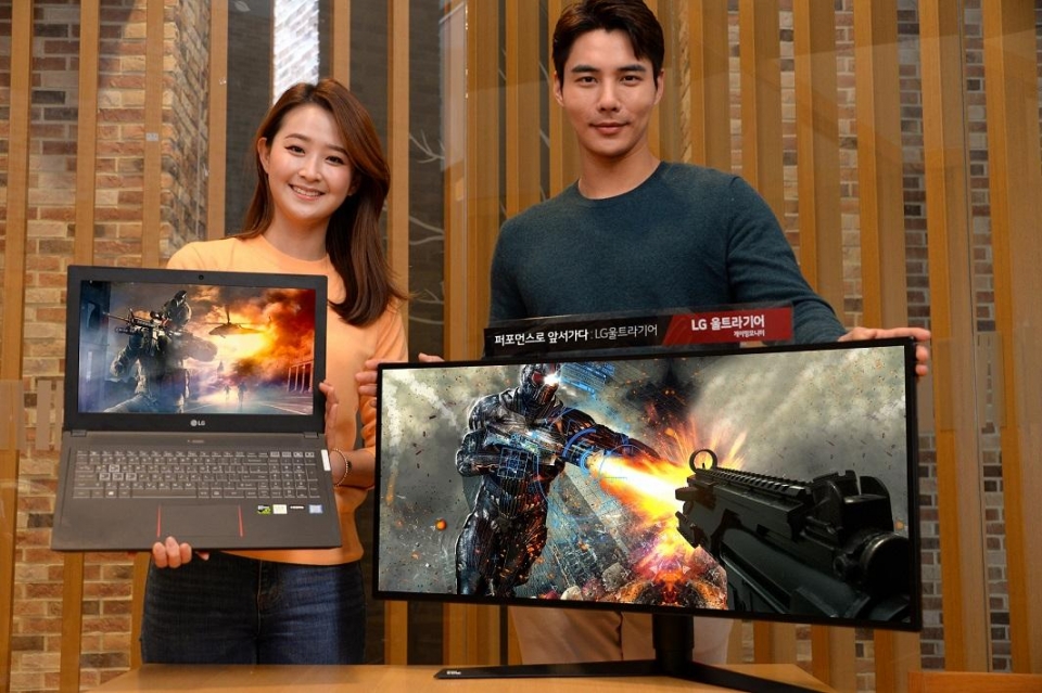 모델들이 'LG 울트라기어'의 게이밍 모니터와 외장 그래픽을 탑재한 고성능 노트북을 소개하고 있다.