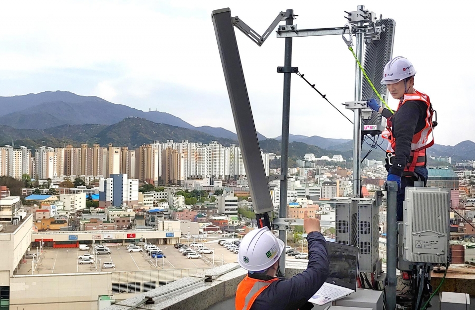 LG유플러스 직원들이 광주광역시 북구 중흥동에 5G 기지국을 구축하고 서비스 품질을 높이기 위한 최적화 작업을 하고 있다.