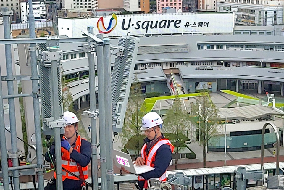 LG유플러스 직원들이 광주광역시 서구 광천동의 5G 기지국에서 통화품질을 측정하고 있다.