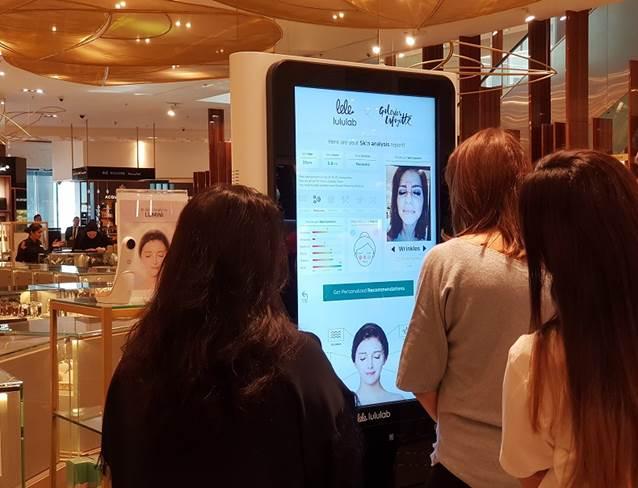 아랍에미리트 두바이에 있는 두바이몰(Dubail Mall)에서 현지 고객들이 룰루랩의 인공지능 뷰티 스토어(AI Beauty Store)를 체험해 보고 있다.