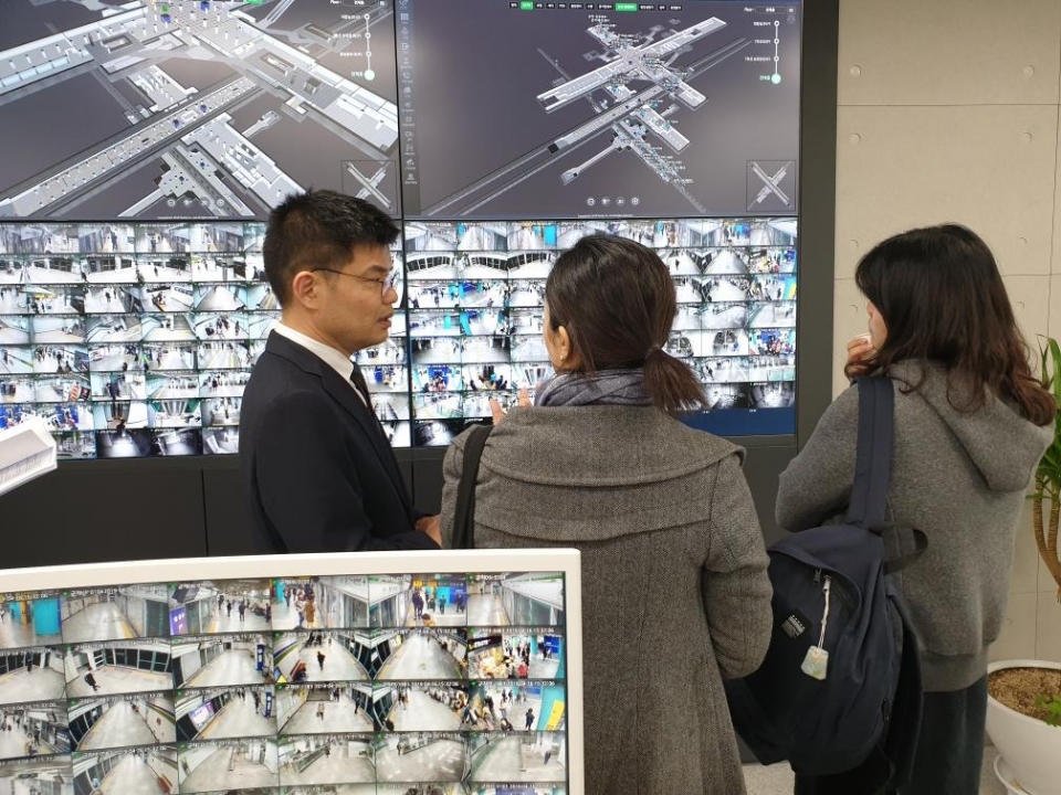 LG유플러스는 서울교통공사와 지하철 5호선 군자역에 조성한 ‘스마트 스테이션’의 운영 현황 및 기술 전략 등을 파악하기 위해 세계대중교통협회(UITP)가 현장 답사를 실시했다. 사진은 LG유플러스 직원이 홍콩에서 온 세계대중교통협회 관계자들에게 ‘스마트 스테이션’ 3D맵에 대해 설명하는 모습.