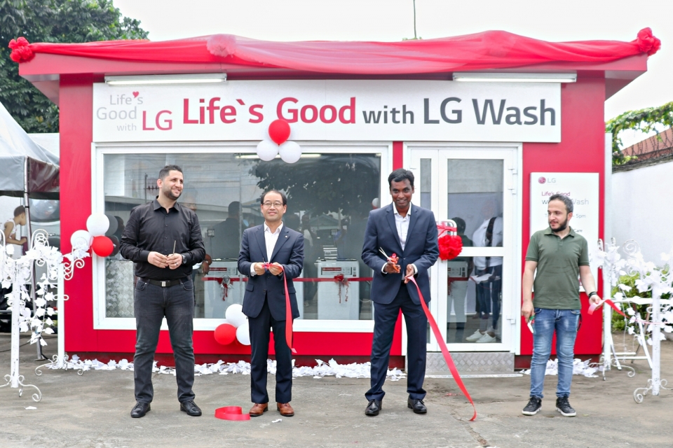 LG전자가 최근 나이지리아 음보음바 마을에 무료 세탁방인 ‘라이프스 굿 위드 LG 워시(Life’s Good with LG Wash)’를 열었다. 무료 세탁방 개소식에서 관계자들이 테이프 커팅을 하고 있다.