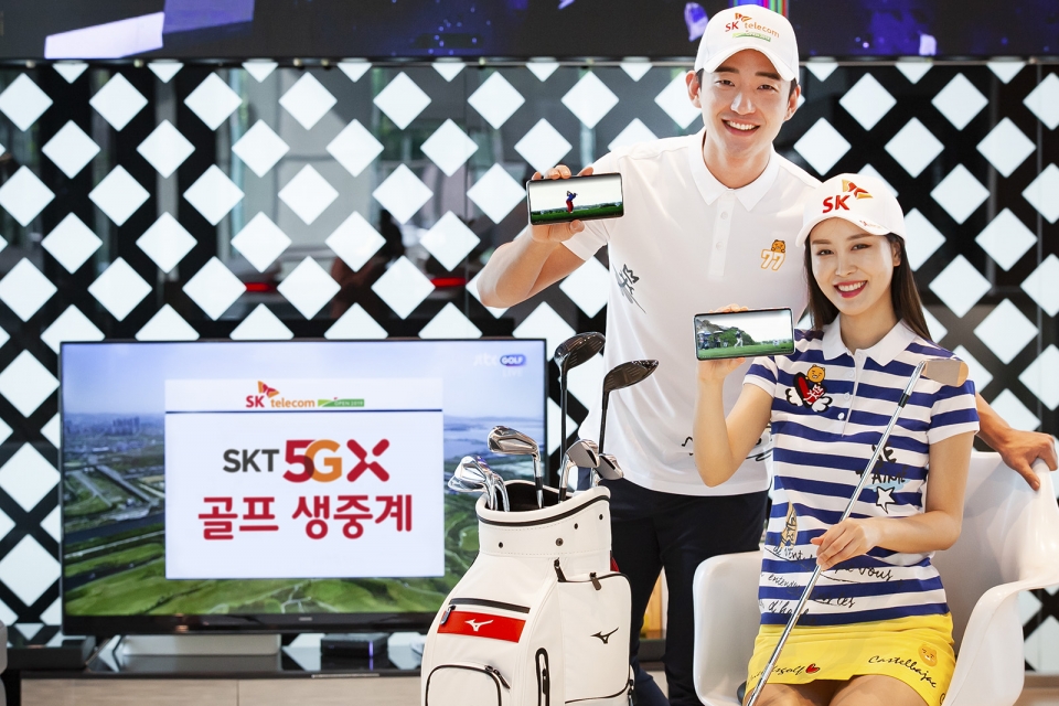 SK텔레콤 홍보모델들이 5G를 통해 ‘SK텔레콤 오픈 2019’ 골프대회 생중계를 보고 있는 모습.