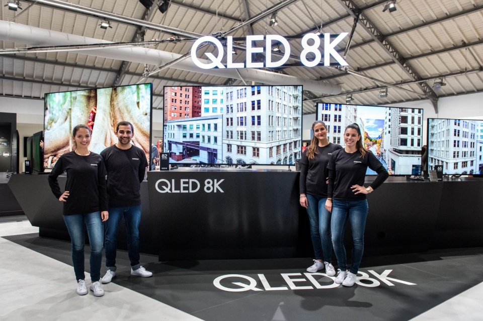 삼성전자 모델들이 지난 2월 유럽 포르투갈에서 진행된 '삼성포럼 유럽 2019' 행사에서 2019년형 QLED 8K TV 라인업을 소개하고 있다.