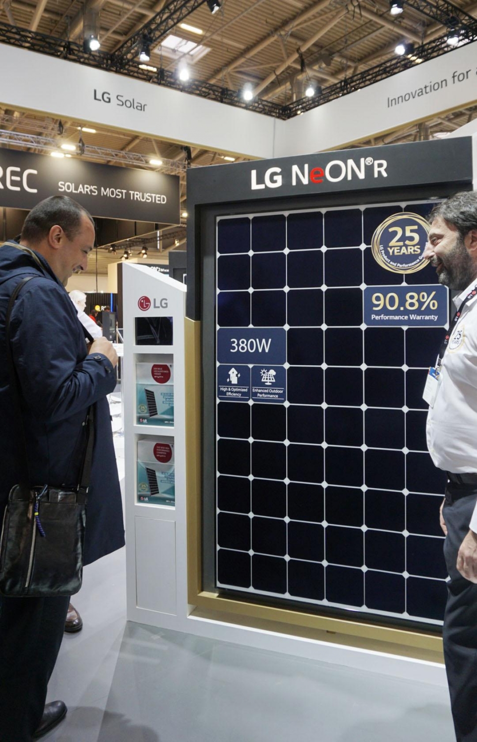 LG전자 직원이 관람객에게 국내 최고 효율-최대 출력 태양광모듈 '네온 R'을 소개하는 모습.