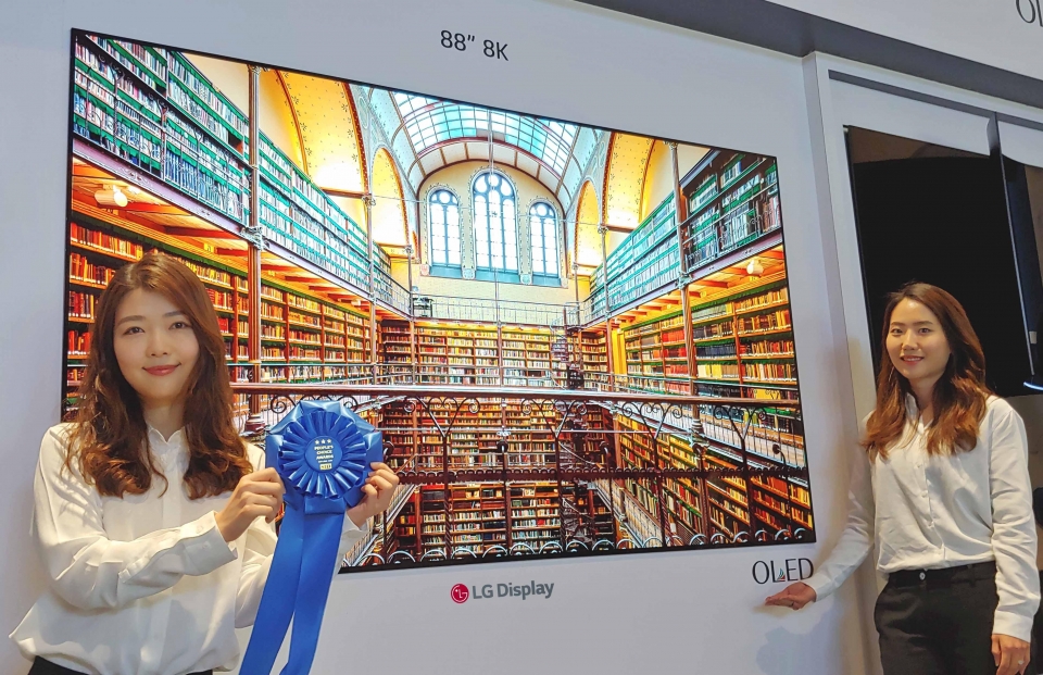 16일(현지시간) 미국 새너제이에서 열린 SID 2019에서 LG디스플레이 88인치 8K OLED가 최고상인 'People's Choice 어워드'(디스플레이 부문)를 수상했다. 사진은 LG디스플레이 모델들이 'People's Choice 어워드' 상패를 들고 있는 모습.