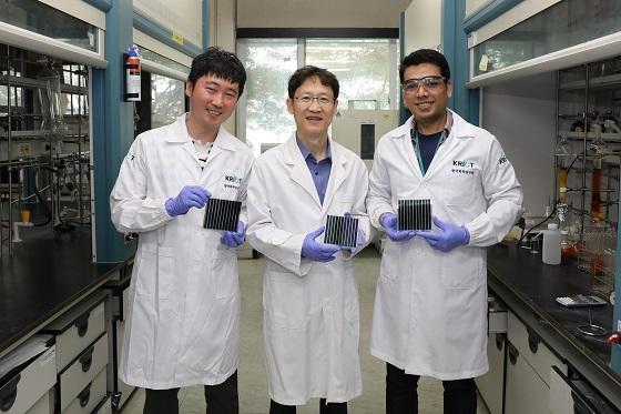 한국화학연구원 유기 태양전지 개발 연구진왼쪽부터 송창은 박사, 신원석 박사, 샤프켓라술 박사과정생이 제품을 들고 서 있다.