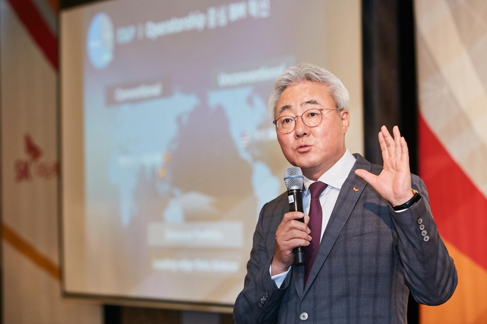 27일 열린 SK이노베이션 출입기자 간담회에서 SK이노베이션 김준 총괄 사장이 ‘행복한 미래를 위한 독한 혁신’이라는 제목의 성장전략을 발표하고 있다.