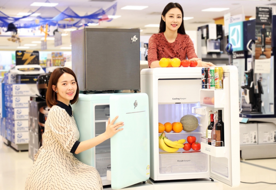 29일 오전 이마트 성수점에서 모델들이 일렉트로맨 냉장고 3종을 소개하고 있다.
