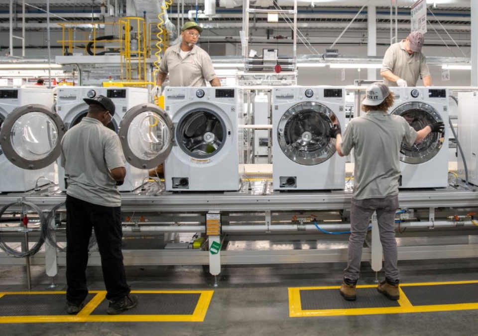 LG전자 테네시 세탁기공장에서 직원이 세탁기를 생산하고 있는 모습