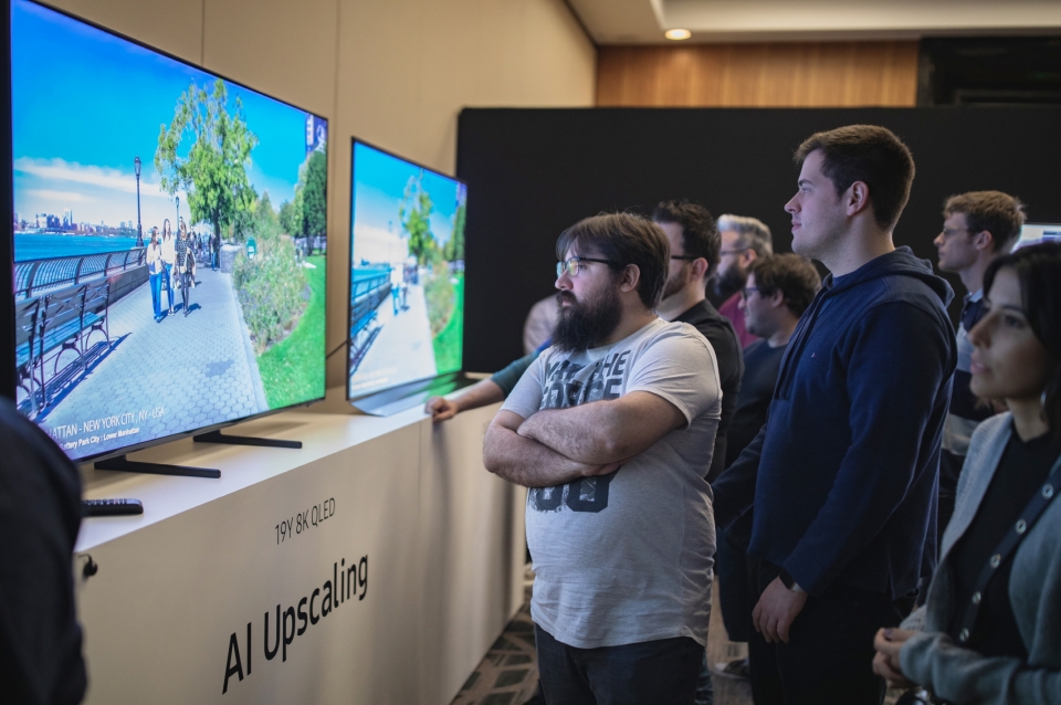 'QLED 8K' 테크세미나에 참가한 업계 전문가들이 QLED 8K TV의 AI 업스케일링(고화질변환) 기능을 살펴보고 있다.