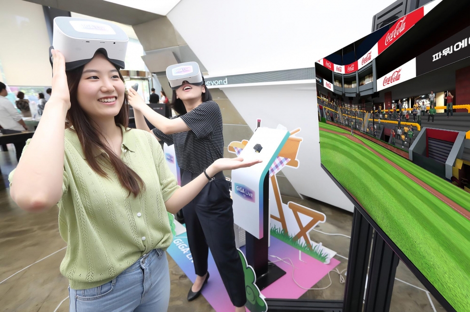 KT 모델들이 기가라이브TV를 이용해 VR 스포츠 게임을 즐기는 동시에 게임 속 경기장 전광판과 배너를 통해 노출되고 있는 VR 광고를 체험하고 있다.