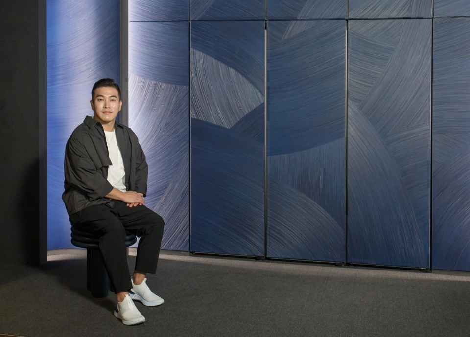 아티스트 콜라보에 참여한 김종완 작가가 강남구 도산대로에 위치한 삼성디지털프라자 강남본점에서 맞춤형 가전 비스포크 냉장고로 구성한 작품을 소개하고 있다.