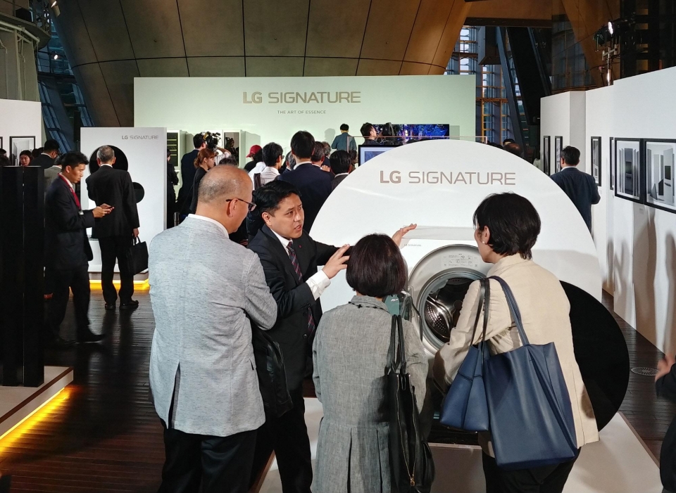 LG전자가 4일 일본 도쿄 국립신미술관에서 현지 거래선, 기자, 오피니언 리더 등 약 250 명을 초청해 ‘LG 시그니처’ 출시행사를 열었다. 참석자들이 초프리미엄 'LG 시그니처'를 살펴보고 있다.