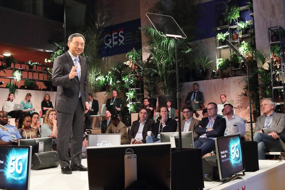 ] KT 황창규 회장이 4일(현지시간) 네덜란드 헤이그에 위치한 ‘월드포럼(World Forum)’에서 열린 GES 2019 ‘미래산업: 5G, 왜 열광하는가(Industries of the Future: 5G, Why the Hype)’ 세션에서 ‘미래산업 5G(Industries of the Future, 5G)’를 주제로 대표연설을 하고 있다.