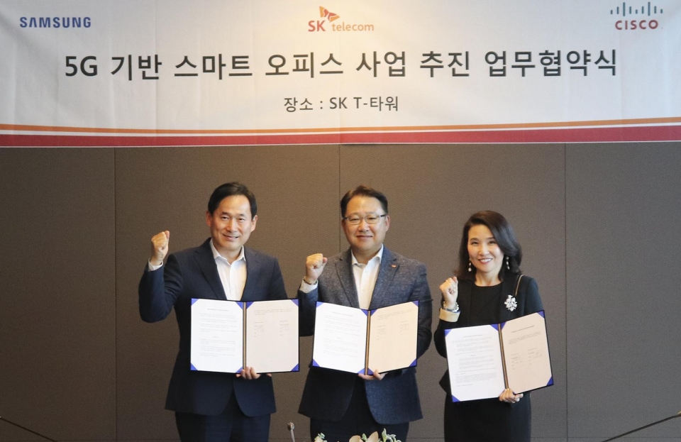 SK텔레콤 최일규 B2B사업단장(가운데)과 삼성전자 한국총괄 이현식 전무(왼쪽), 시스코 코리아 최지희 부사장(오른쪽)이 5일 5G 스마트오피스 사업 추진을 위한 업무협약을 체결했다.
