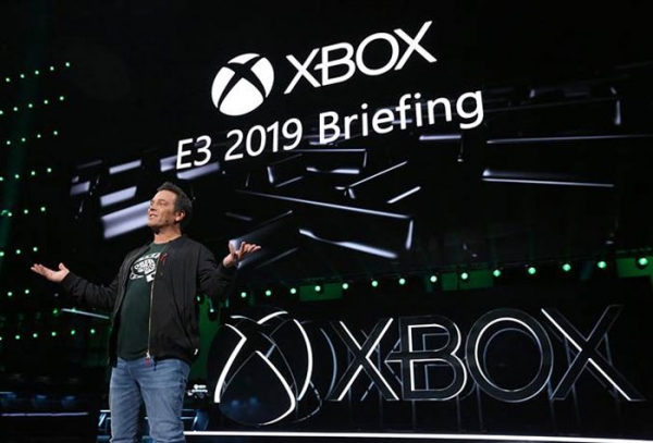 마이크로소프트 X박스 총 책임자인 필 스펜서 부사장이 E3 브리핑서 차세대 X박스를 공개하고 있다.