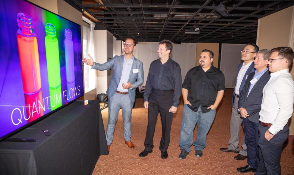 디스플레이 업계 전문가들이 현지시간 11일 미국 뉴욕 맨해튼에서 열린 '8K 디스플레이 서밋'에서 삼성 QLED 8K TV로 8K 화질을 체험하고 있다.