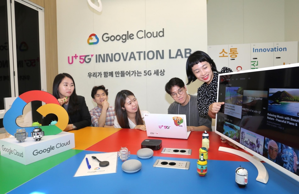 최근 오픈한 ‘구글 룸’에서 LG유플러스 직원들과 스타트업 직원들이 서비스를 테스트하고 있다.