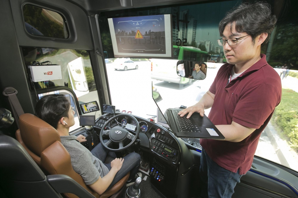 KT가 자율주행 버스를 활용해 서울 강북 지역에서 5G-V2X 기술을 실증하고 있다.